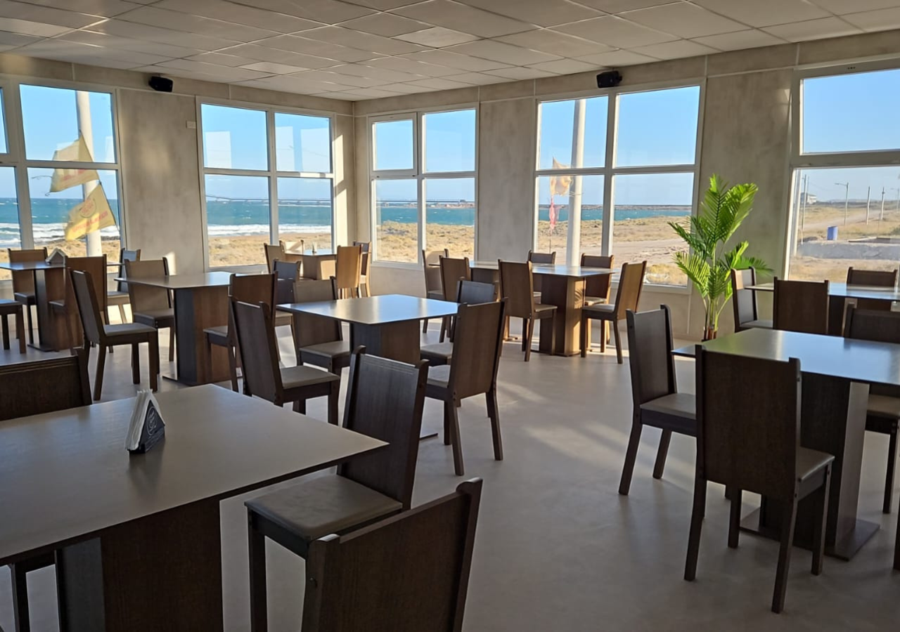 Restaurante de Ayres Dorados Lodge frente al mar